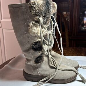 Wanderlust tm, ladies 7.5 winter boots. Crêpe sole , fur lined. Firm price New